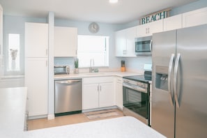 Mikrobølgeovn, ovn, kokeplater og oppvaskmaskin