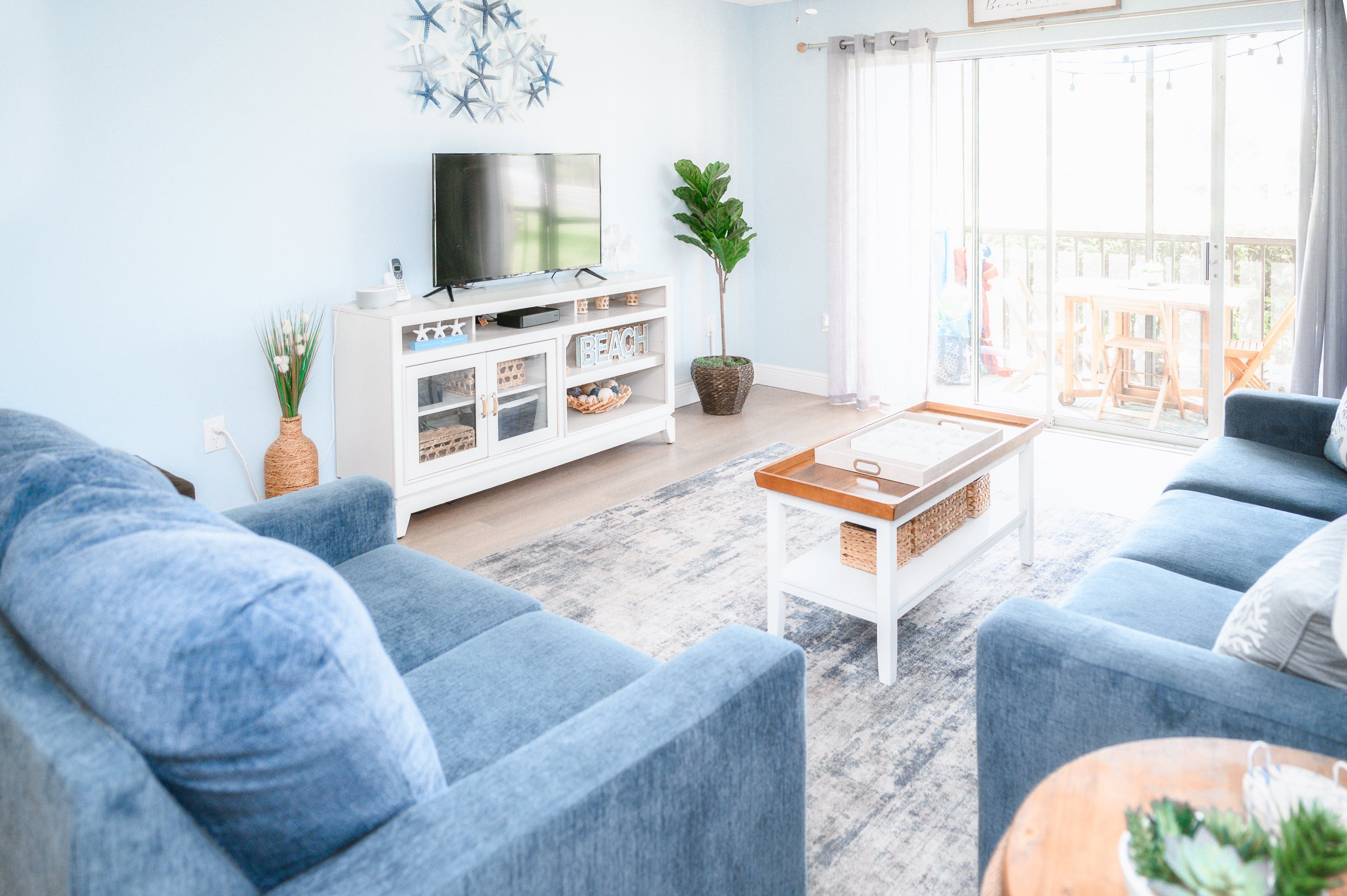 Télévision, table de tennis de table, livres