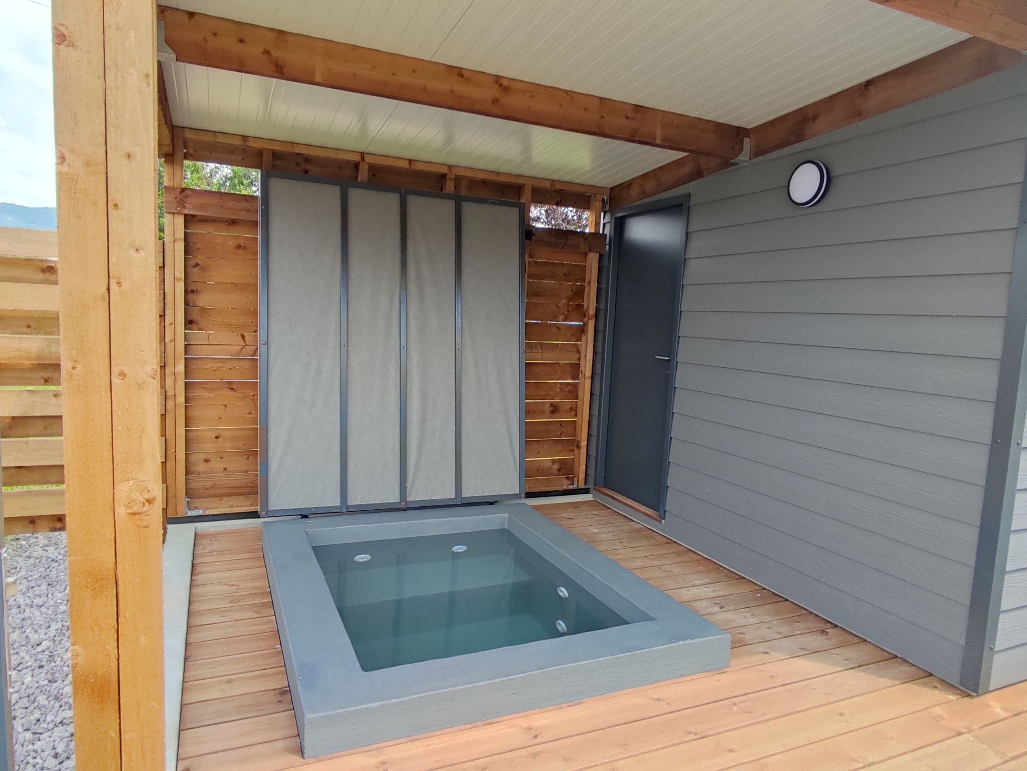 Bain japonais chauffé à 37°C.