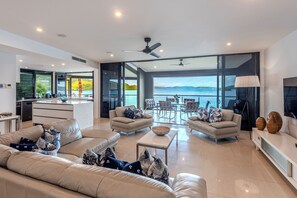 TV, DVD player - Edge 10 - Magnificent Views! (Hamilton Island)