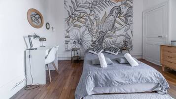 2 Schlafzimmer, Schreibtisch, Bügeleisen/Bügelbrett, Reisekinderbett