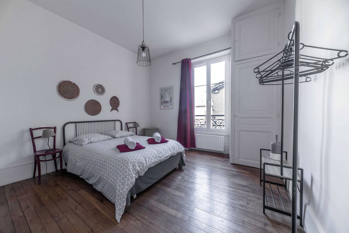 2 habitaciones, escritorio y tabla de planchar con plancha 
