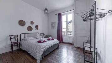 2 bedrooms, desk, iron/ironing board, travel cot