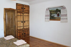 8 bedrooms, WiFi, bed sheets