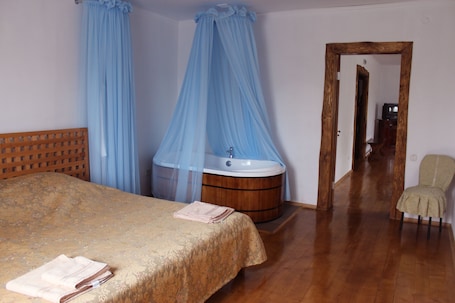 8 bedrooms, WiFi, bed sheets. Villa "Borshna"