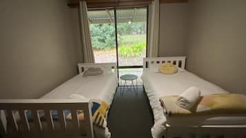 3 quartos, ferros/tábuas de passar roupa, berço de viagem
