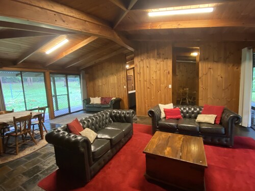 Beautiful, relaxing bush environment, walking distance to town centre.