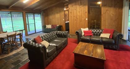 Beautiful, relaxing bush environment, walking distance to town centre.