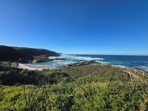 Beautiful, relaxing bush environment, walking distance to town centre.