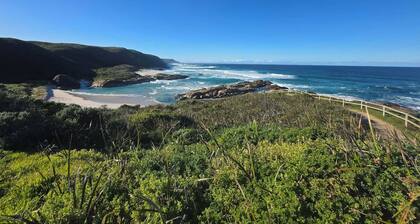 Beautiful, relaxing bush environment, walking distance to town centre.