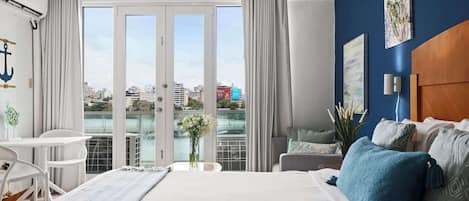 Tabla de planchar con plancha, cuna de viaje, wifi y ropa de cama