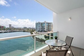 Outdoor dining - Sandy Studio | located at the Condado Lagoon Villas building in Condado (Condado Lagoon Villas)