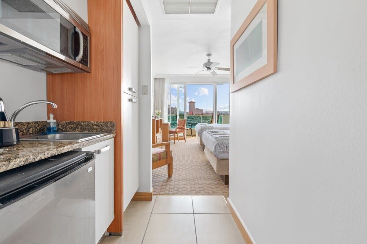 Refrigerador, microondas, cafetera y tetera y toallas de papel 