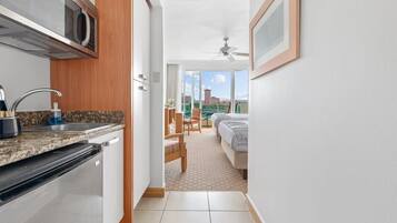 Refrigerador, microondas, cafetera y tetera y toallas de papel