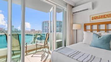 Tabla de planchar con plancha, cuna de viaje, wifi y ropa de cama