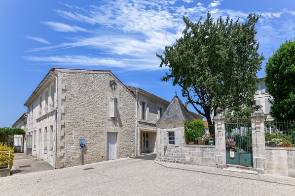 المنشأة من الخارج