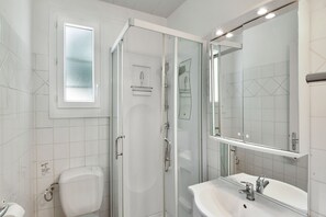 Shower - Gîte in holiday park with swimming pool (Saint-Savinien)