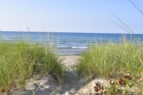 Huge yard, Family-friendly, Hot Tub, walk to Beach, Dunes, Hiking Trails