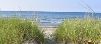 Huge yard, Family-friendly, Hot Tub, walk to Beach, Dunes, Hiking Trails