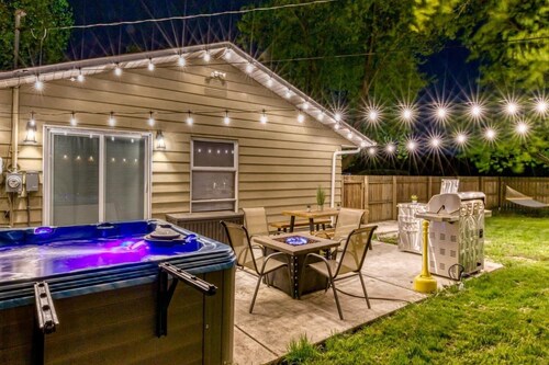 Huge yard, Family-friendly, Hot Tub, walk to Beach, Dunes, Hiking Trails