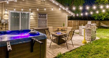 Huge yard, Family-friendly, Hot Tub, walk to Beach, Dunes, Hiking Trails