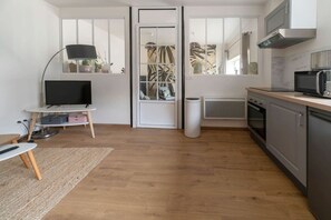 Een koelkast, een microgolfoven, een oven, een kookplaat