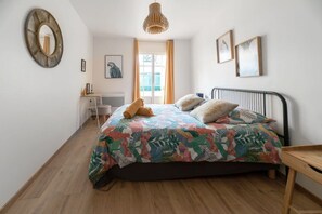1 Schlafzimmer, Schreibtisch, Bügeleisen/Bügelbrett, Reisekinderbett