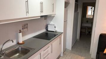 Mikrowelle, Wasserkocher mit Kaffee-/Teezubehör