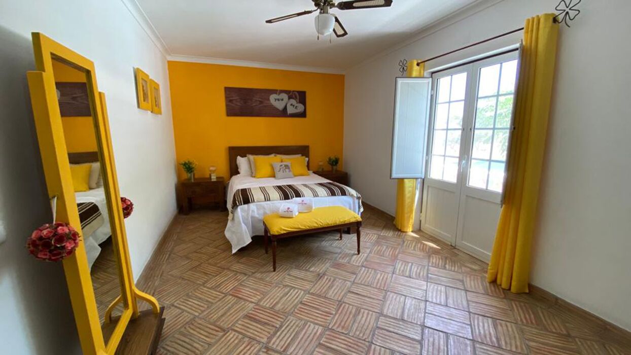 4 dormitorios, tabla de planchar con plancha, cuna de viaje