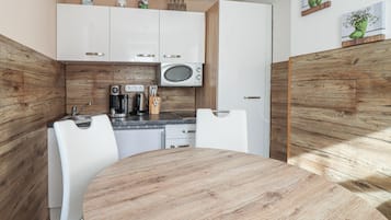Fridge, stovetop, coffee/tea maker