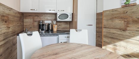 Fridge, stovetop, coffee/tea maker