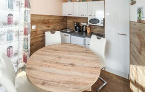 Fridge, stovetop, coffee/tea maker