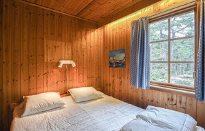 2 bedrooms, travel cot, free WiFi