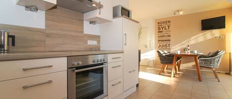 Geladeira, micro-ondas, lava-louças, cafeteira/chaleira