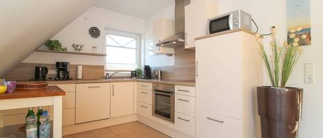 Køleskab, mikrobølgeovn, opvaskemaskine, kaffe-/temaskine