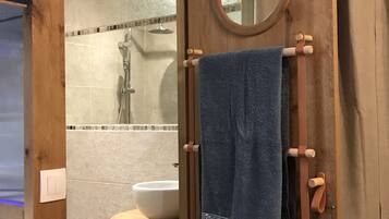 Een douche, een haardroger, handdoeken, toiletpapier