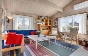 TV, fireplace - Nice home in Glesborg with WiFi (Glesborg)