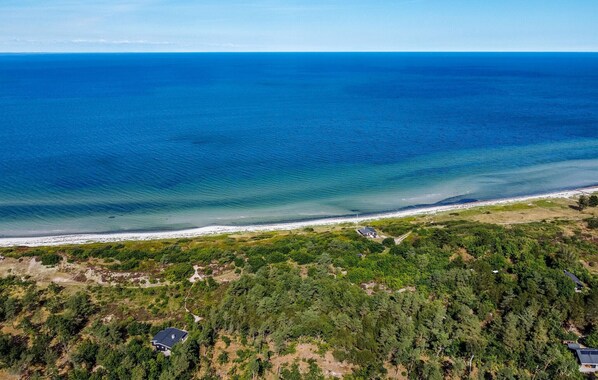 بالقرب من الشاطئ