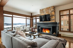 Smart TV, fireplace, stereo