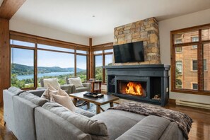 TV connectée, cheminée, chaîne hi-fi