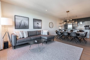 Smart-TV, Kamin, Stereoanlage