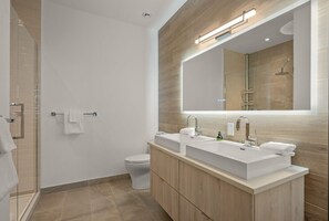 Badekar, hårføner og håndklær