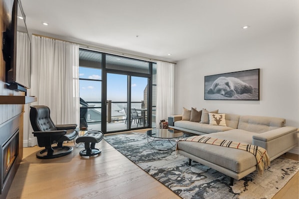 Smart TV, fireplace, stereo