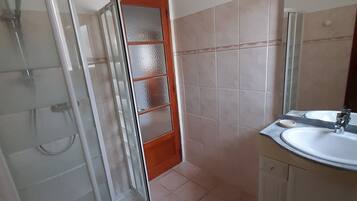 Douche, sĂšche-cheveux, serviettes fournies, savon