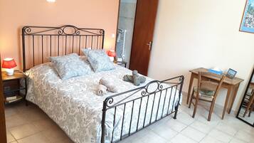 1 soverom, skrivebord, strykejern/-brett og wi-fi (inkludert)