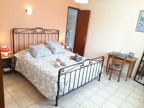 1 sovrum, skrivbord, strykjärn/strykbräda och gratis wi-fi