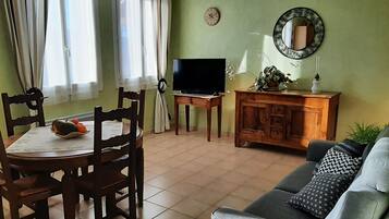 Televisie, boeken en een kantoor