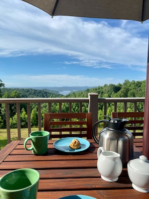 Outdoor dining - Creekview Manor: Dale Hollow Views, Massive Deck & Boat Parking! (Burkesville)