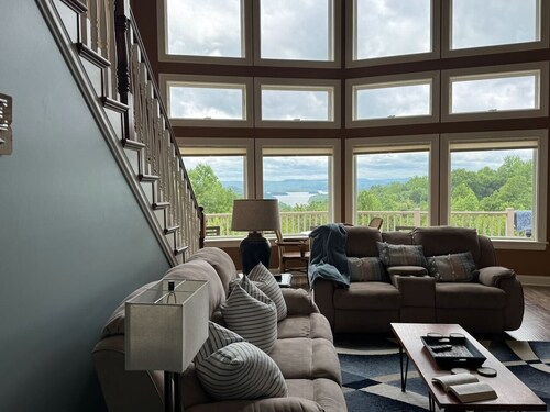 Creekview Manor: Dale Hollow Views, Massive Deck & Boat Parking!