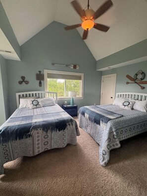 6 bedrooms, free WiFi, bed sheets - Creekview Manor: Dale Hollow Views, Massive Deck & Boat Parking! (Burkesville)